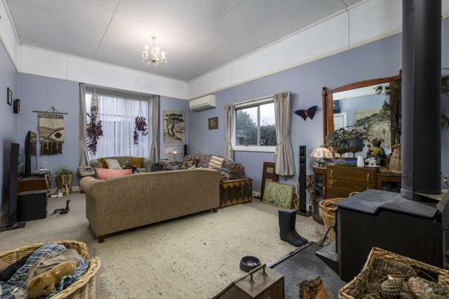 Family lifestyle living on half an acre - space, comfort & convenience!