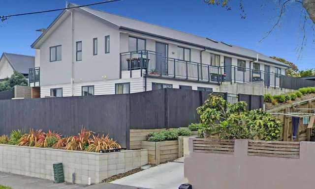 LINWOOD - MODERN 2 BEDROOM UNIT, CARPORT, HEAT PUMP