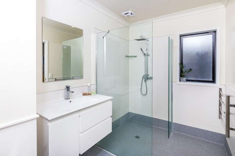 16 Noumea Drive Rangatira Park_11