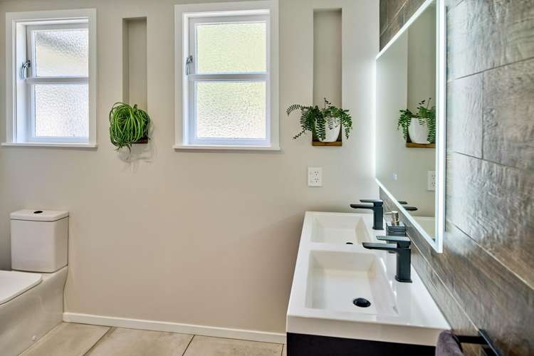 71 Wyndrum Avenue Waterloo_18