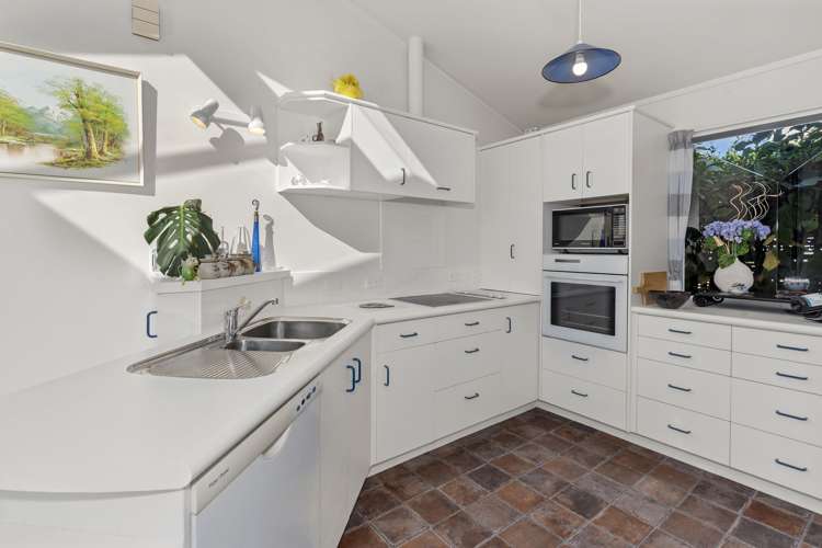 2/3 Tiri View Place Waiake_7