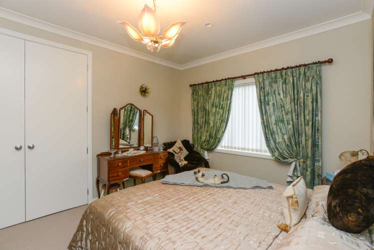 16 Heynes Place Clive_16