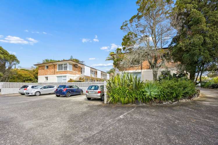 2/145 Bassett Road_0