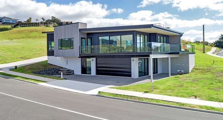 2 Blue Moon Rise Langs Beach_18