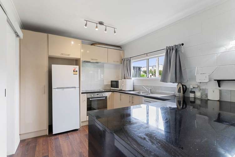 1/207 Sunnynook Road Totara Vale_6