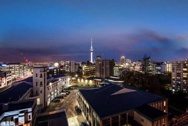 Location, Roomie, Views It has it all.