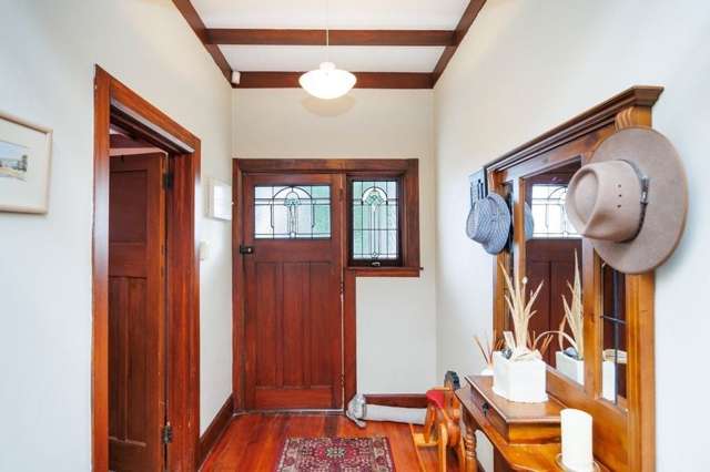 8 Burns Avenue Takaro_3