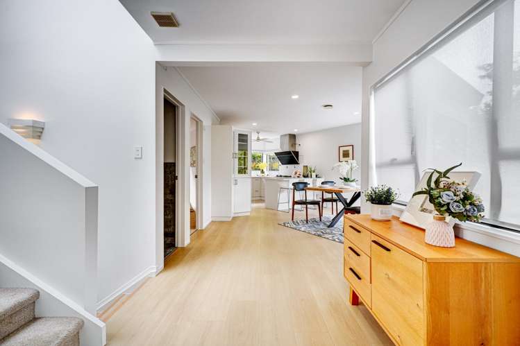 8 Stitchbird Close Murrays Bay_11