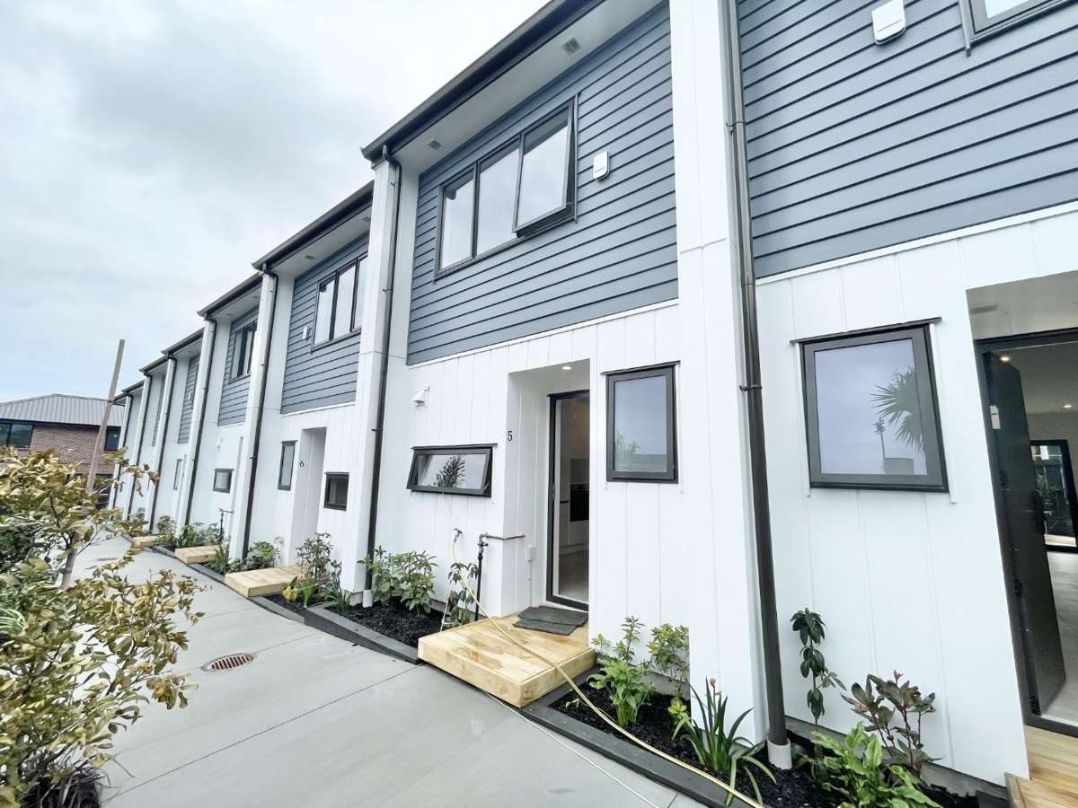 Te Atatu Peninsula, 2 bedrooms with 1 Study 1