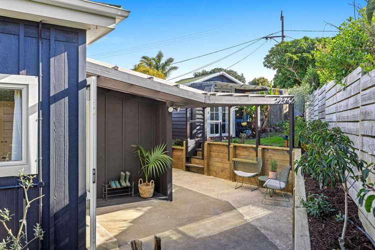 26 Seatoun Avenue Leigh_22