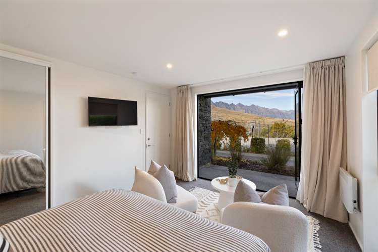 1 Goldleaf Hill Queenstown_17