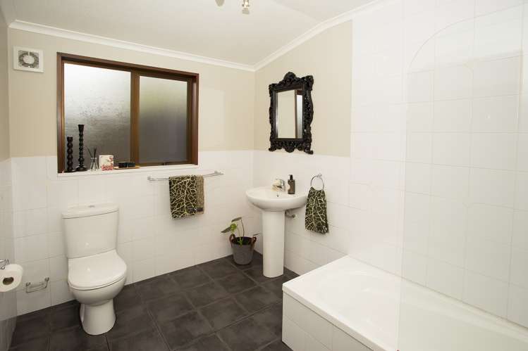 97 Racecourse Road Allenton_17