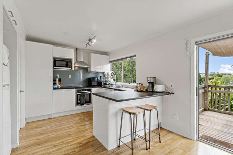 2/247 Wairau Road Totara Vale_3