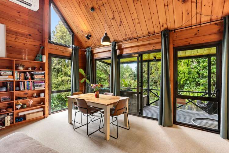 566 Scenic Drive Waiatarua_8