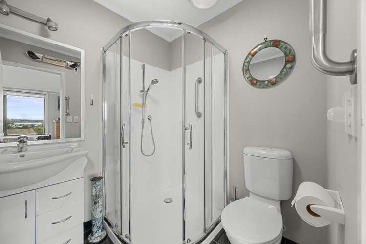 207 Royal Road Massey_13