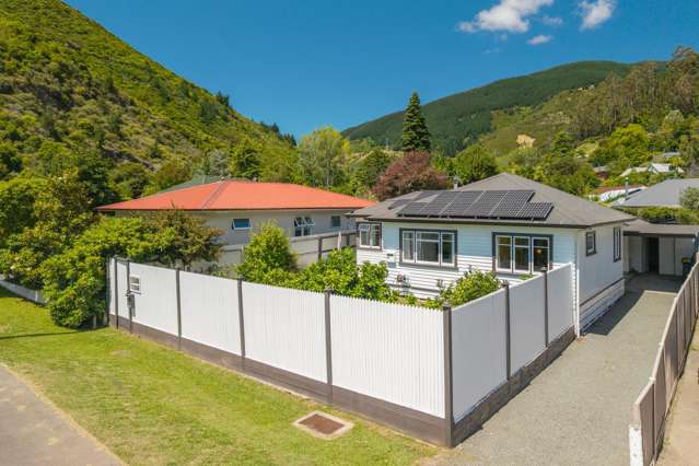 Sunny family home in The Brook