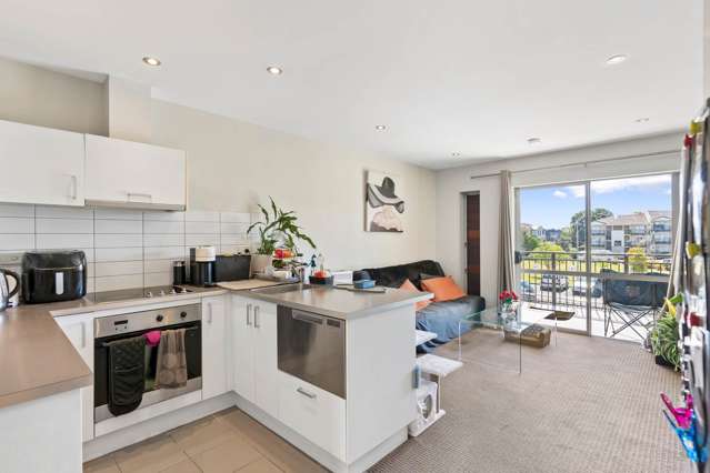 E2/71 Spencer Road Oteha_1