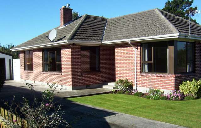 Charming 3-Bedroom Home in Shirley