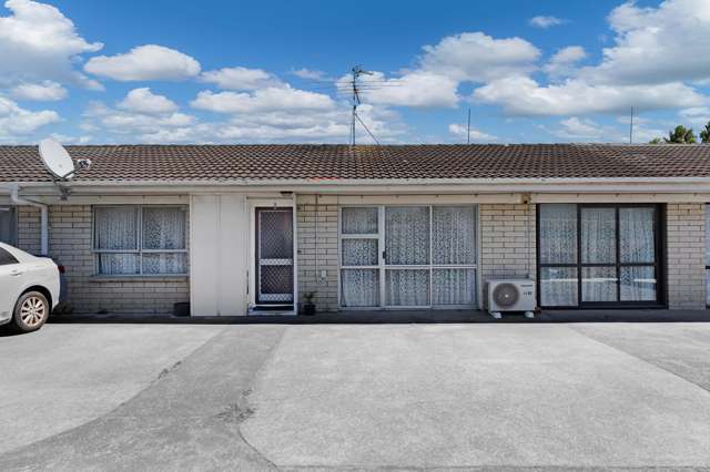 Brick & Tile -Close to Shops & Transport!
