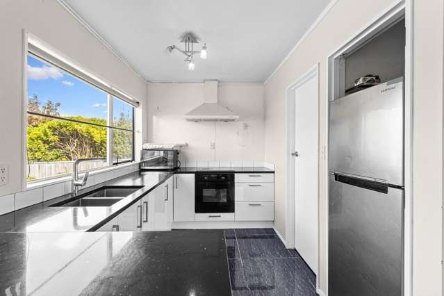 SUNNY, SIMPLE, EASY LIVING IN BELL BLOCK