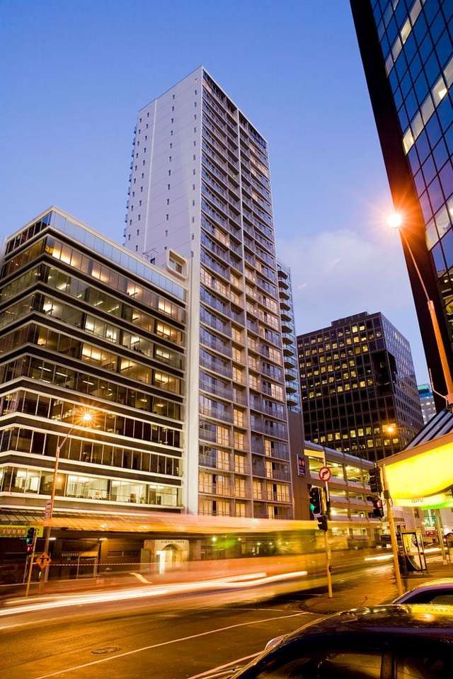 Modern Auckland Apartment with Balcony & Air Con
