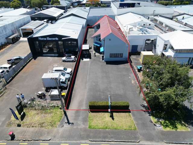 379M² BUILDING WITH SECURE YARD