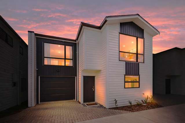 Near Airport & Motorways - Modern 4 Bed Home