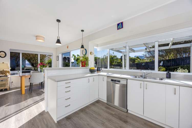 2/984 Whangaparaoa Road Manly_7