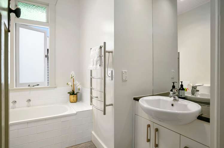 56a Houchens Road Glenview_12