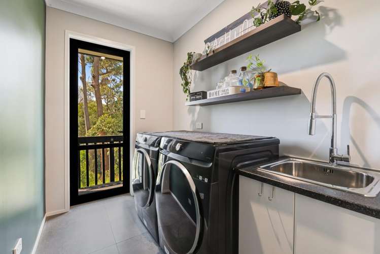 8 Roberts Road Matakatia_18