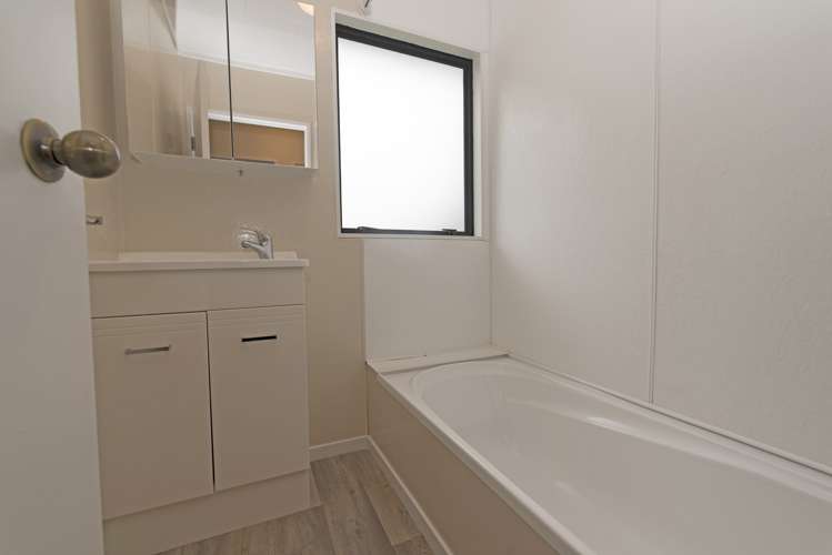 2/7 Maywood Crescent Glen Eden_11