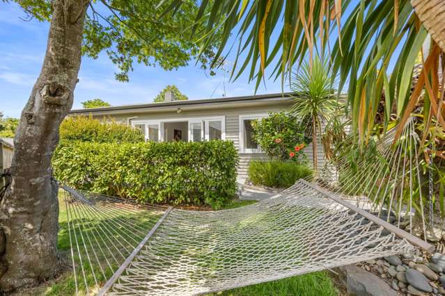 CHARMING COASTAL COTTAGE