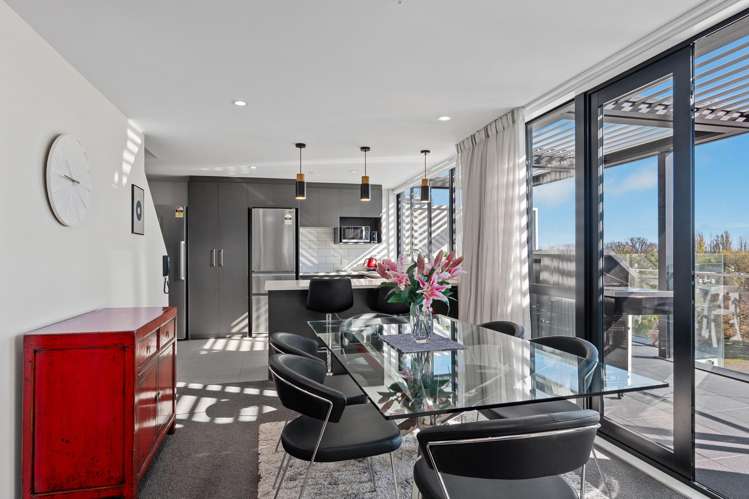 604/12 Latimer Square_4