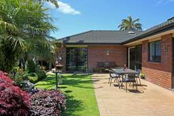 Beautifully manicured home in prime location