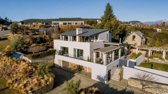 Modern Elegance-Stunning Mountain and lake views