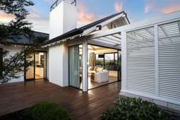 Bidding war for luxury golf course home - $400k price drop pays off