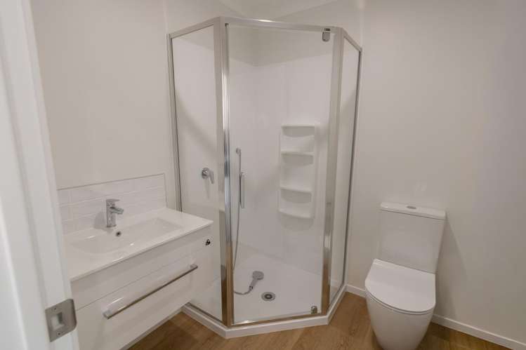 2/8 London Lane 11373_11