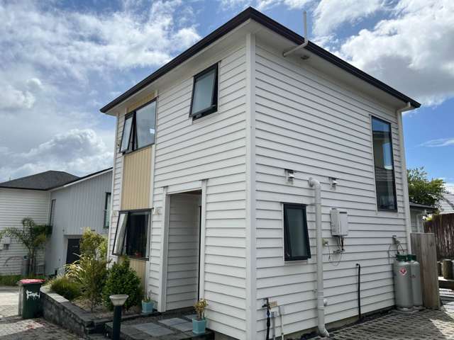 Modern Standalone 3-Bedroom Home – Great Location