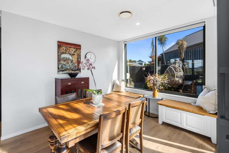 32 Carnaveron Drive Lincoln_11