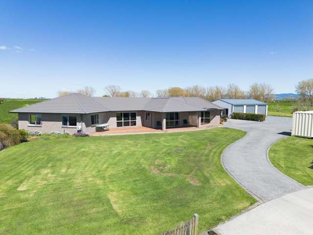 Rural Dream! Expansive Home + Fantastic Garaging
