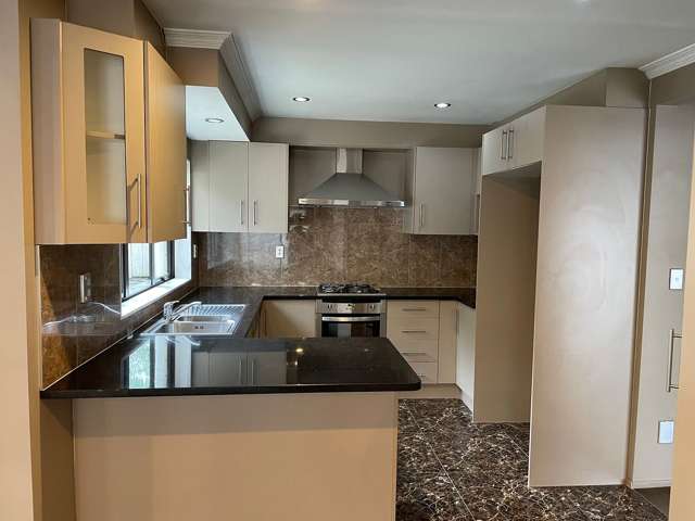 MODERN, SUNNY & SPACIOUS 5 BEDROOMS HOUSE , GARAGE