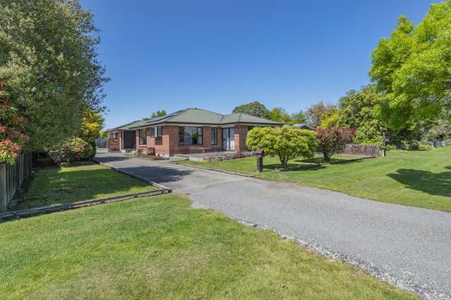 Charming Darfield Residence - Your Perfect Home!