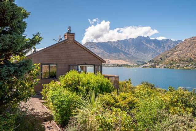 Charming Queenstown Home with Scenic Views