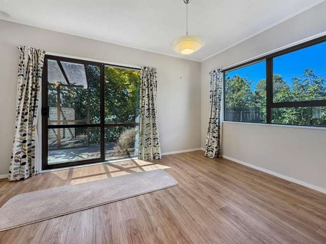 8 Churchill Drive 10792_3