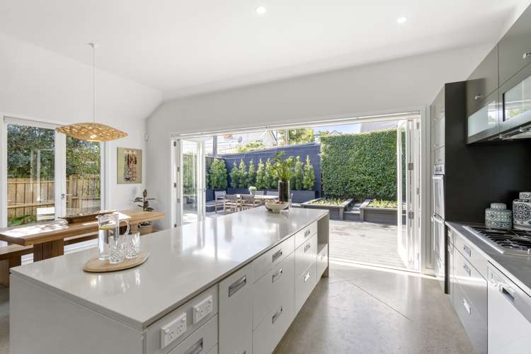 2 Ascot Avenue Narrow Neck_6