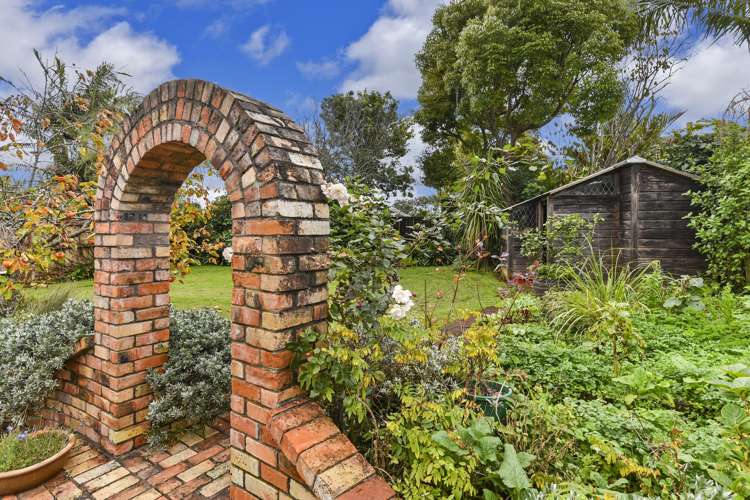 16 Ascot Avenue Narrow Neck_25