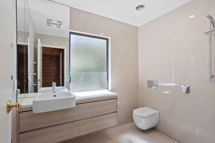 2/613a Glenfield Road Totara Vale_14