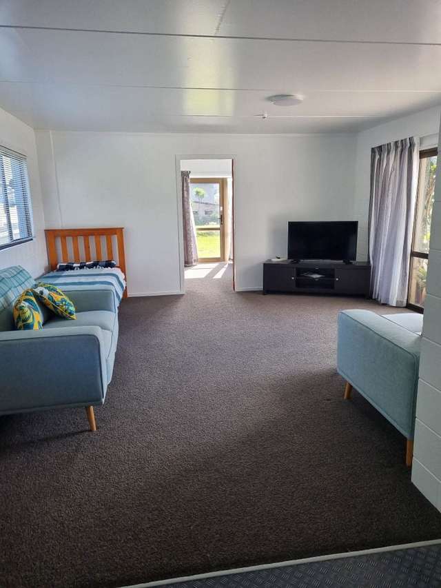 Spacious, Sunny 1 bedroom Flat at Waihi Beach