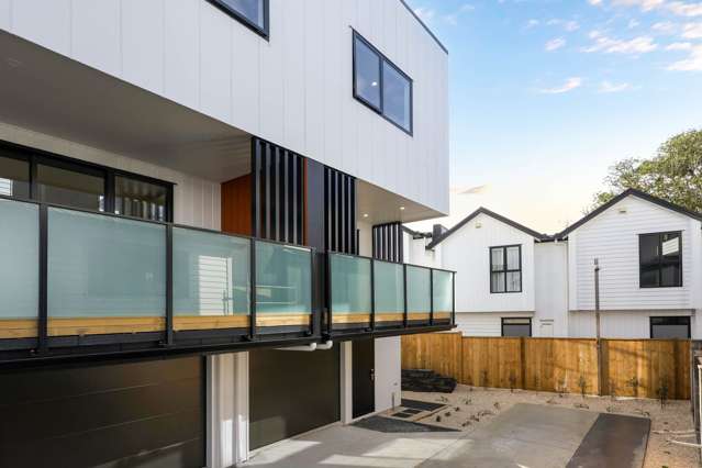 The Corner Treasure with 3 Ensuites!