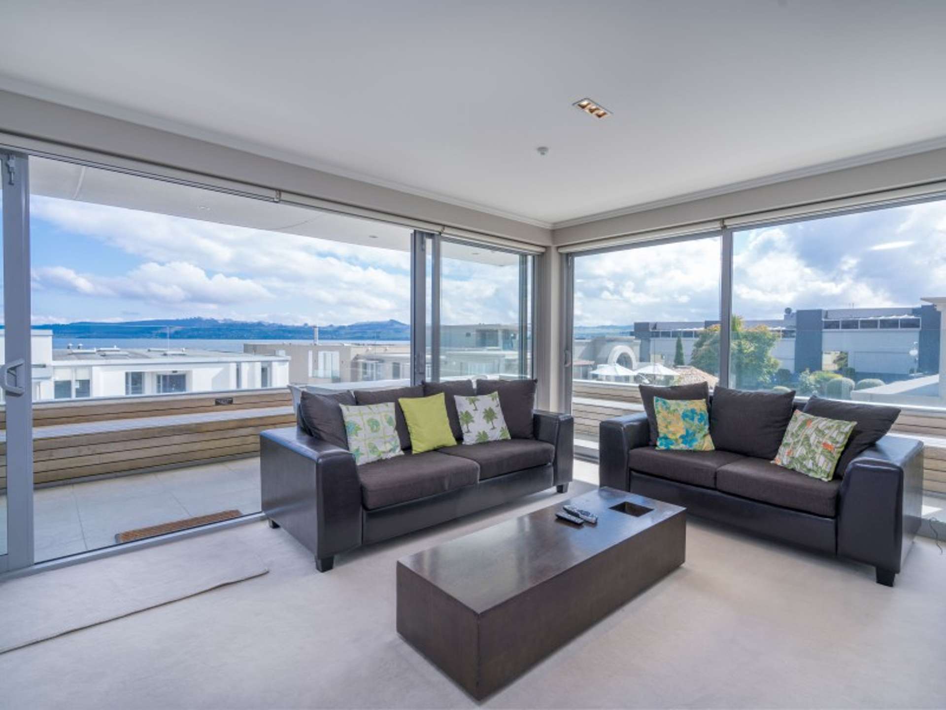 14/225 Lake Terrace Waipahihi_0